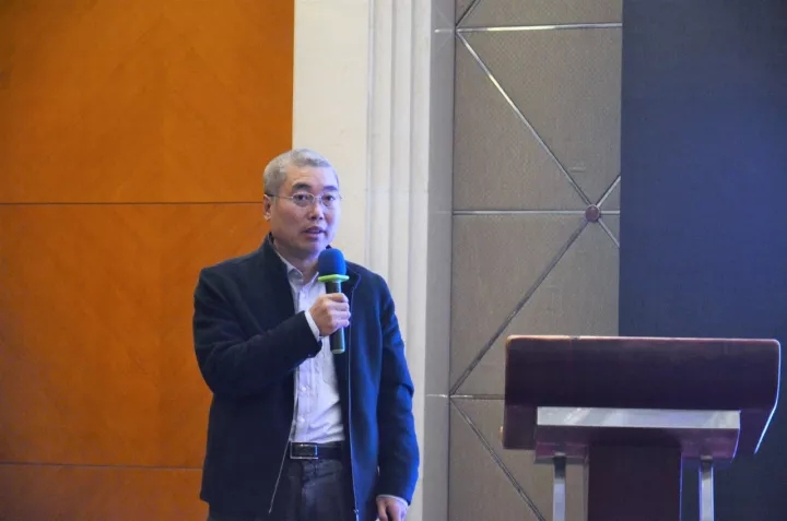 胡天亮教授作会议报告,主题"智能制造实施探讨.