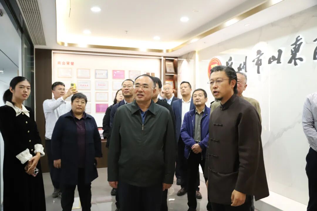 北京大学现代农业研究院管理服务中心主任，峡山区党工委书记、管委会主任李永光一行到访苏州市山东商会(图2)