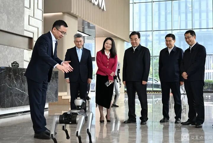 江苏省委书记信长星一行调研商会理事单位—思必驰科技股份有限公司(图2) 江苏省委书记信长星一行调研商会理事单位—思必驰科技股份有限公司(图2)